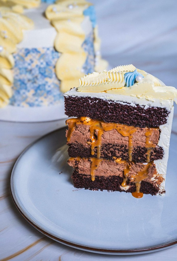 Chokladtårtsbit med täckande kolasås och chokladmousse