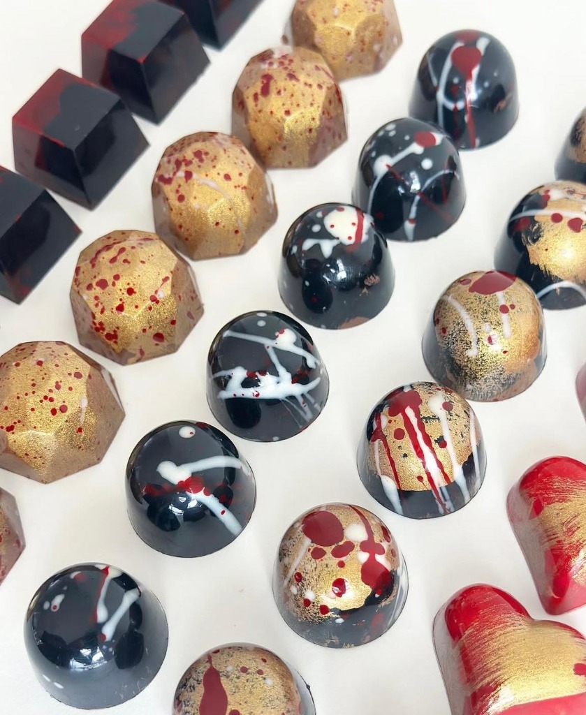 Glansiga handgjorda chokladpraliner