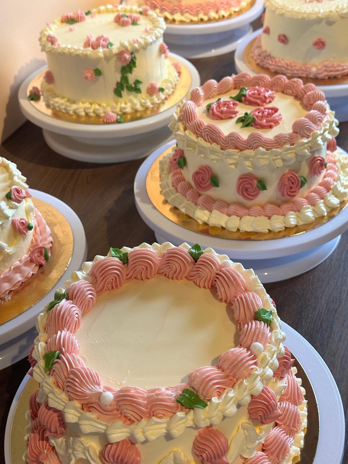 Flera vintageinspirerade tårtor med rosa detaljer