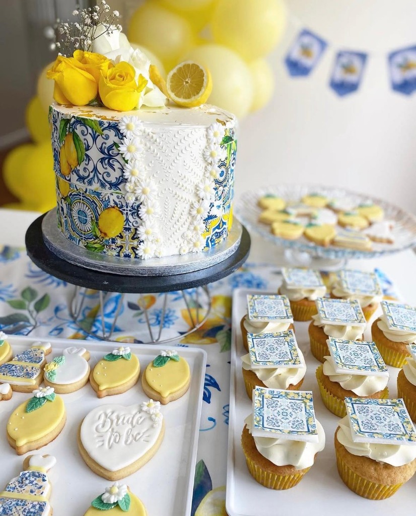 Medelhavsinspirerat dessertbord med citrontårta och matchande cupcakes